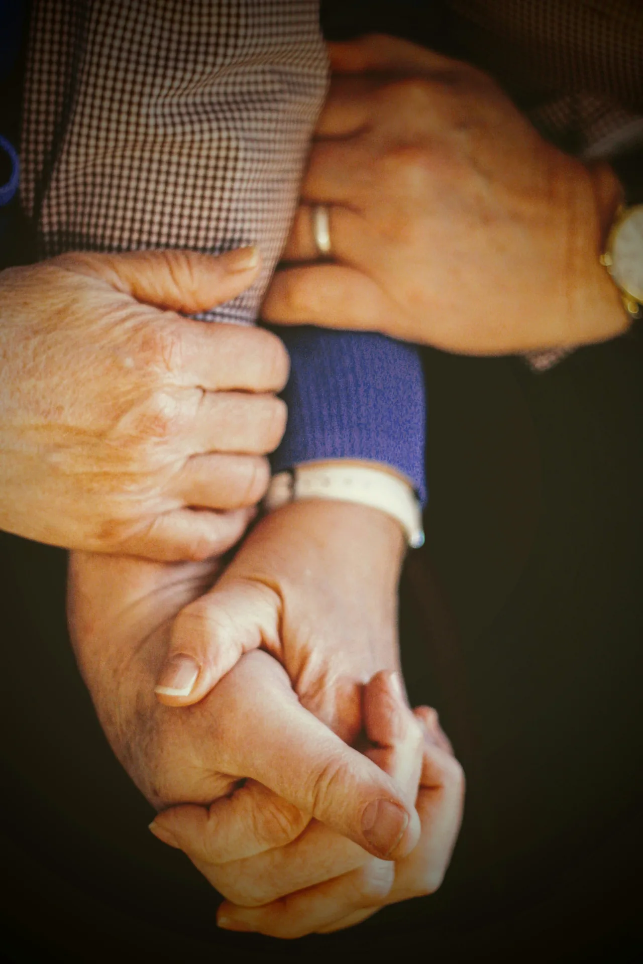 Hände verschiedener Generationen halten einander – Nähe und Vertrauen im Alltag